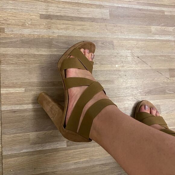 Stuart Weitzman suede heels, size 8,5 - Picture 4 of 9